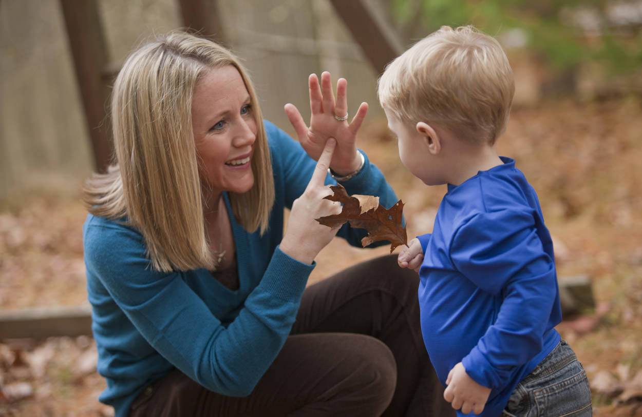 Мама говорит с ребенком на языке жестов