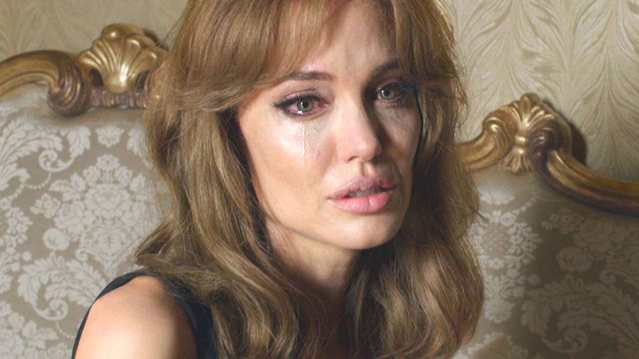 Анжелина Джоли плачет